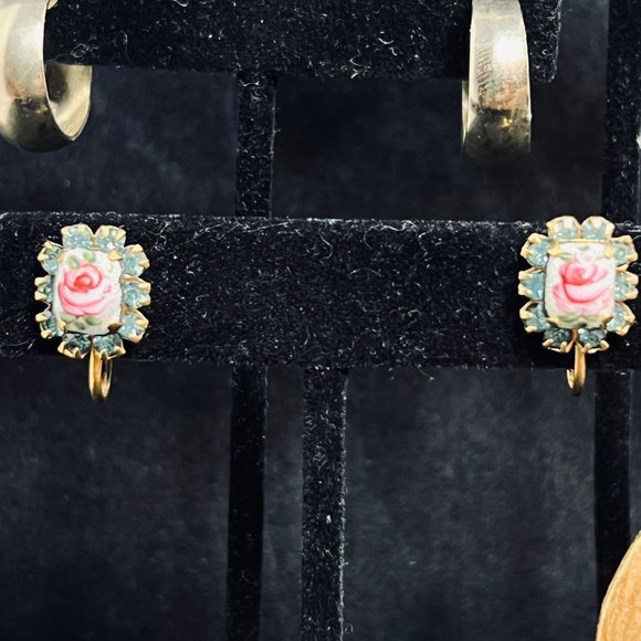 Lot of 5 Gold Tone Screw Back Earrings (4826) - Picture 5 of 8